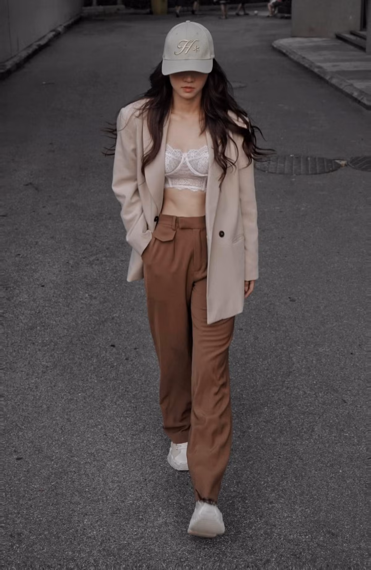 Một trong những mốt thời trang được Lê Bống lăng xê thành công là mặc áo bra chất ren gợi cảm với áo blazer.