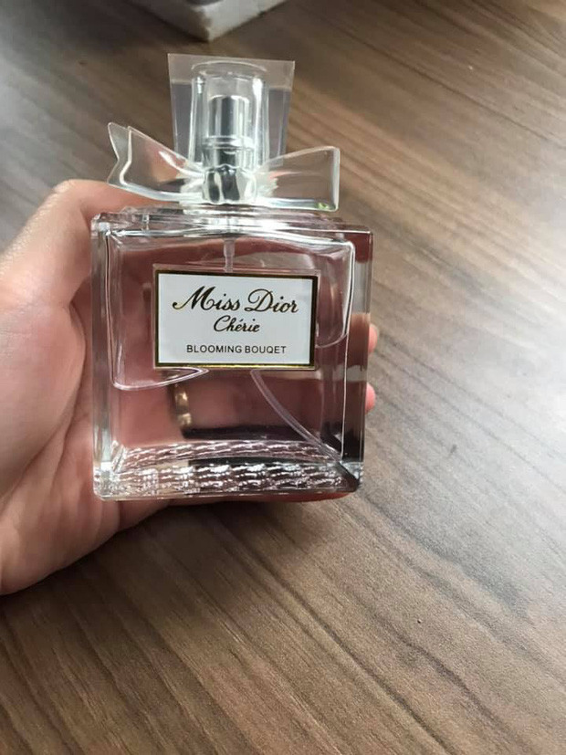 Sau những màn kể khổ của hội làm rơi lọ nước hoa, N.N.D được phen "giật hết cả mình". Nhìn lọ nước hoa còn nguyên vẹn, đoán là D yên lòng lắm đây!".