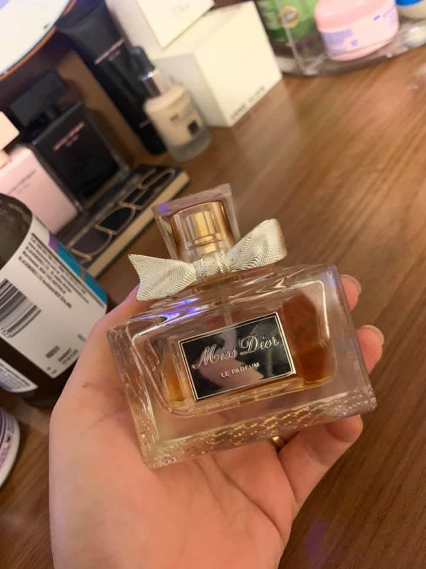 Nickname L.A.H chia sẻ: "Hôm qua còn đầy ắp, nay đi học mở cái túi bút ra và cái kết. Hên nó còn chừa lại cho một tí". Cho túi bút "dùng ké" nước hoa, mình còn không dám giặt túi bút trong 2 năm. Chắc do tiếc quá á?".