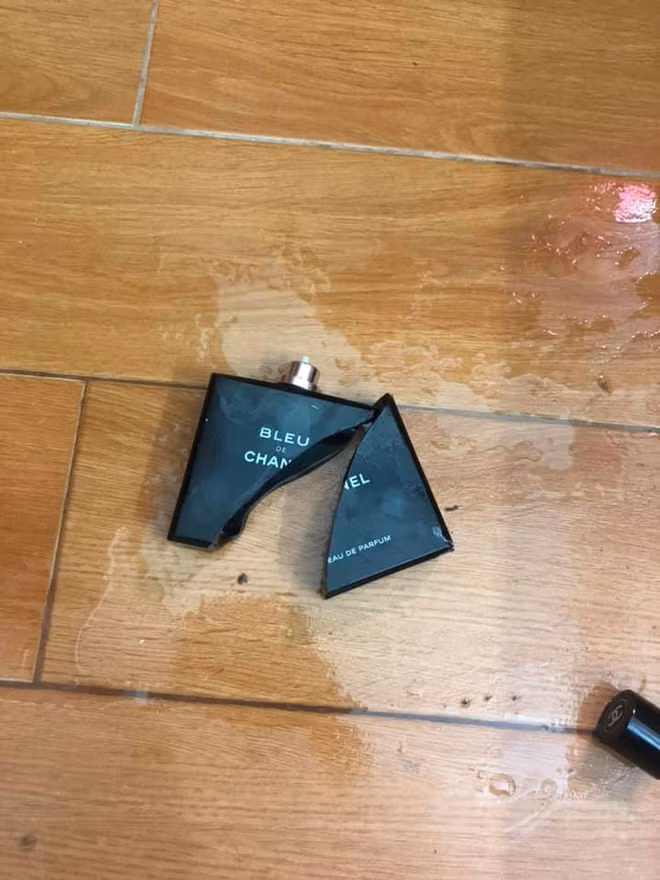 Mới đây, trên một diễn đàn có hơn 2 triệu lượt người theo dõi đã đăng tải bức ảnh về một lọ nước hoa đắt tiền bị rơi vỡ với dòng trạng thái hài hước: "Theo trend bức ảnh có thể phát ra tiếng khóc" thu hút sự chú ý của nhiều người.