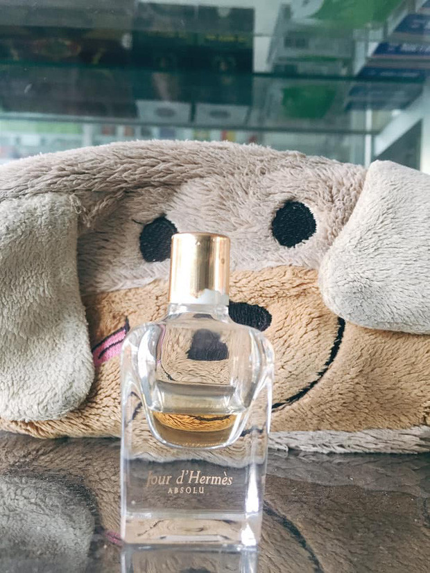 Vỡ thì tiếc nhưng nhiều người mê nước hoa còn rơi vào cảnh chưa kịp dùng đã nhìn thấy "hàng hiếm" của mình vơi đi trông thấy.