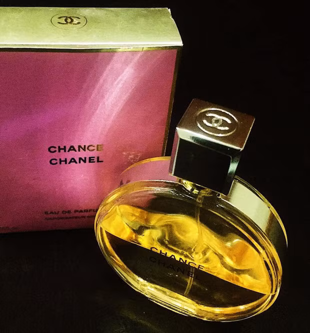 Cụ thể, nickname Quang Đạt chia sẻ: "Chiết nước hoa để về quê ăn Tết. Đúng là cẩn thận quá cũng không nên, thôi thà "bếch" cả chai về còn hơn là phải nhận cái kết "cực đắng".