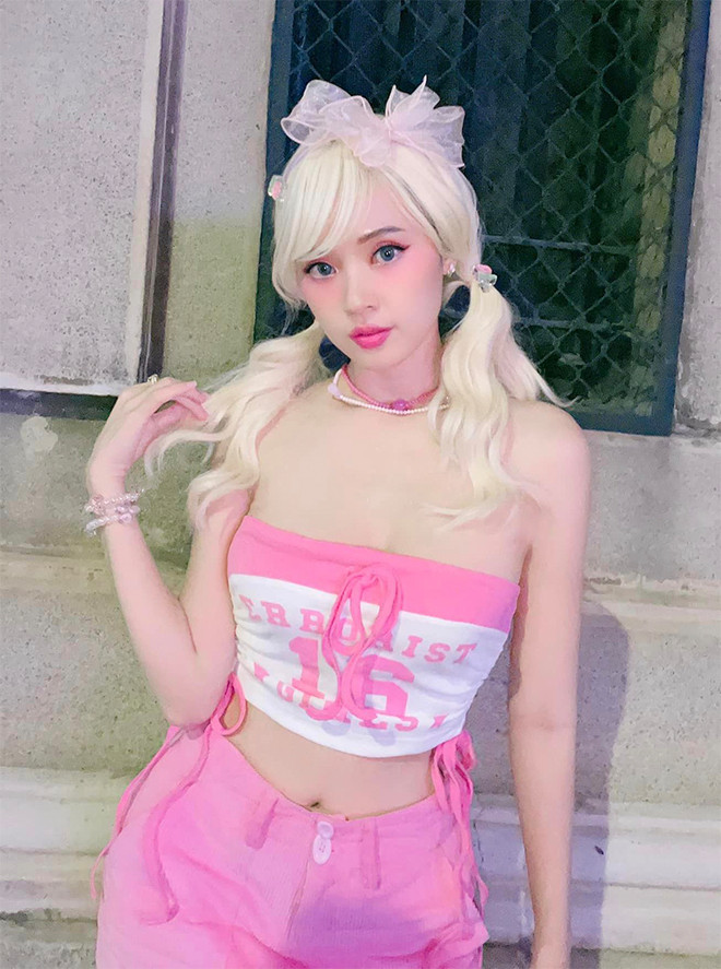 Bên cạnh đó, mái tóc vàng óng ả cột hai bên khiến hot girl 8X trông lạ lẫm hơn nhiều.