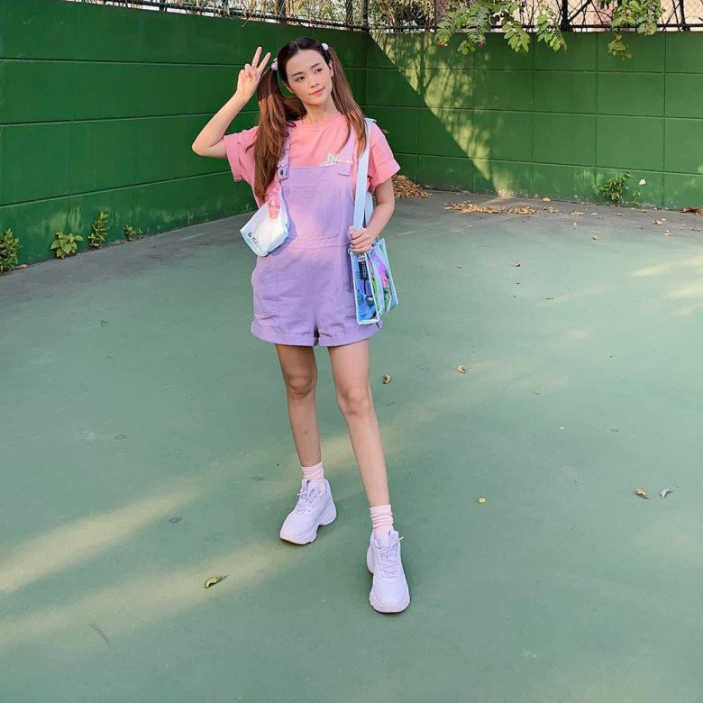 Thời gian đầu, diễn viên “Thiên mệnh anh hùng” có phong cách ngoan hiền, kín đáo. Tuy nhiên dạo gần đây, Midu thử sức với gu ăn mặc táo bạo hơn với những trang phục cắt xẻ khoe triệt để đường cong.