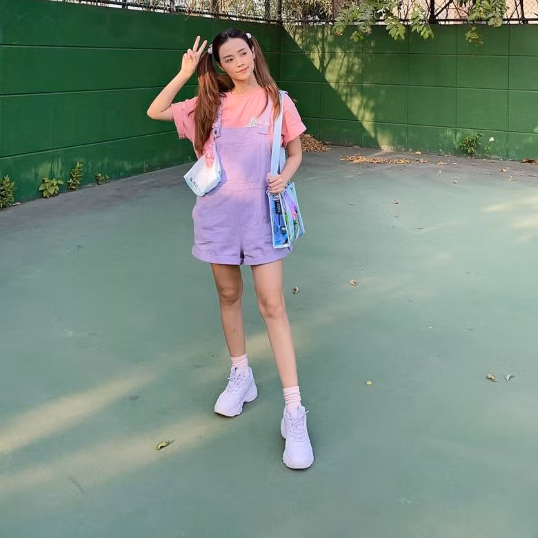 Thời gian đầu, diễn viên “Thiên mệnh anh hùng” có phong cách ngoan hiền, kín đáo. Tuy nhiên dạo gần đây, Midu thử sức với gu ăn mặc táo bạo hơn với những trang phục cắt xẻ khoe triệt để đường cong.