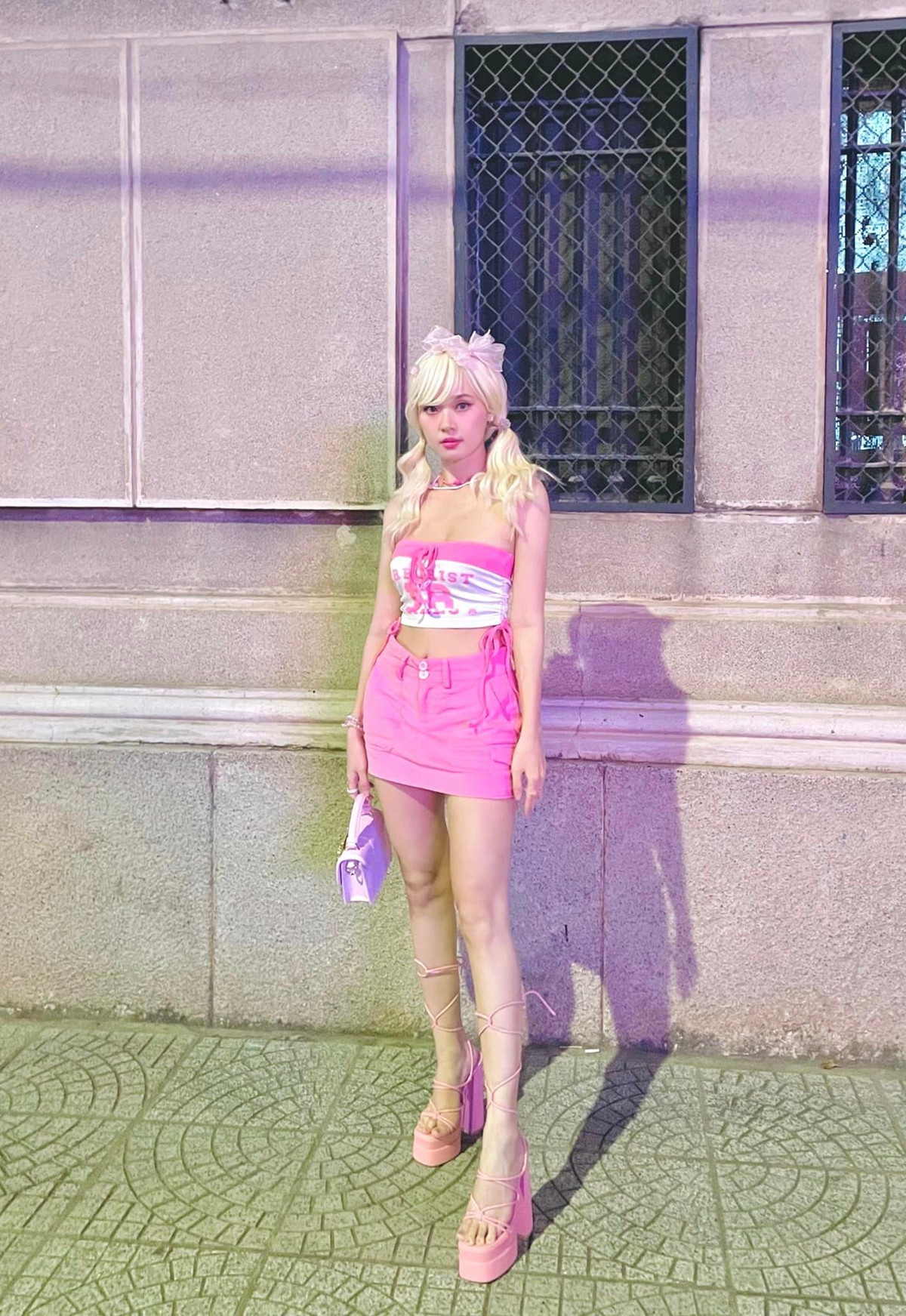 Chiếc áo croptop tạo nên vẻ sành điệu, cá tính cho cựu hot girl, đồng thời giúp cô nàng khoe khéo thềm ngực đầy đặn, vòng eo thắt đáy lưng ong cùng nước da trắng mịn.