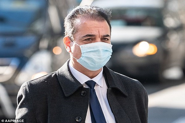 Bac si gay me roi dung “cach chua benh doi bai