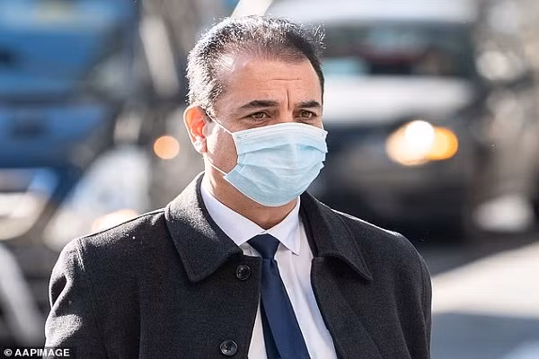 Bac si gay me roi dung “cach chua benh doi bai