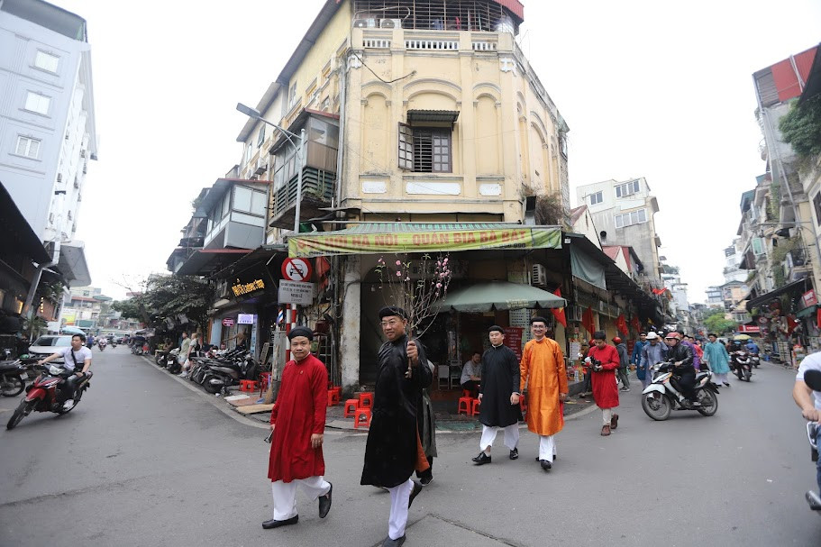 Hình ảnh những chiếc áo dài, áo nhật bình xuống phố Hà Nội dạo Tết.