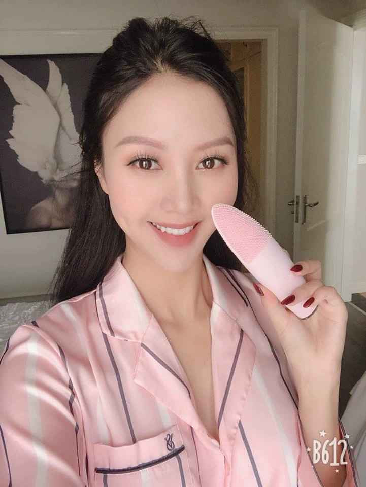 Vấn đề phiền lòng của Ngọc Châm là tình trạng hở cổ chân răng, thỉnh thoảng lại phát hiện ra 1-2 chiếc răng chưa điều trị tuỷ hết nên đau nhức.