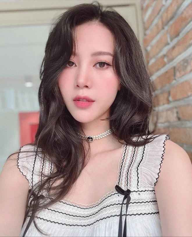 Mới đây, Ngọc Châm khiến nhiều người bất ngờ khi vừa tiết lộ bản thân rất ân hận khi sửa 1 điểm trên gương mặt. Đó là làm răng sứ.