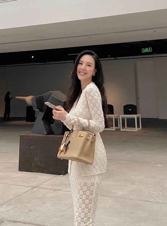 Ngọc Châm duy trì sắc vóc nổi bật từ khi hoạt động trong làng giải trí đến hiện tại, khi đã có 2 con. Cứ ngỡ với nhan sắc đó, cô đã rất hài lòng.