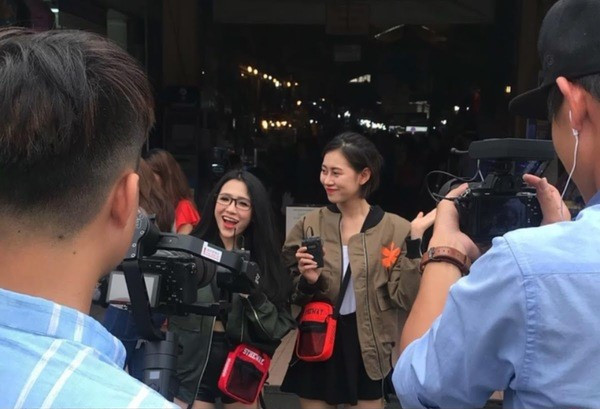 Bên cạnh công việc livestream bán quần áo, “chị Google” vẫn casting người mẫu cho các sân khấu nhỏ. Khoảng nửa cuối năm 2017, cô được tài trợ sửa mũi để thay đổi ngoại hình và gia nhập vào một công ty giải trí cùng Viên Vibi.