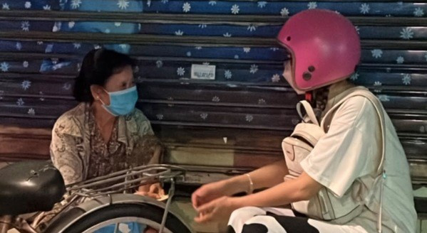 Sở hữu nhà sang, tiền bạc cũng có đủ nên Việt Phương Thoa rất hay đi thiện nguyện, san sẻ với những mảnh đời khó khăn trên đường phố.