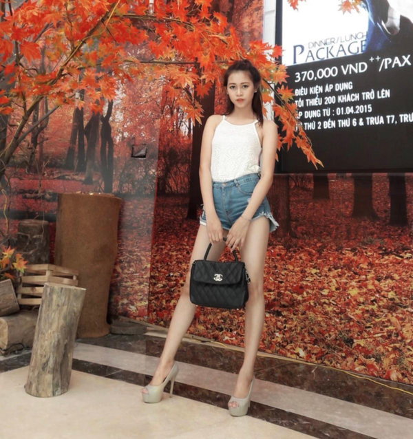 Thời mới chập chững bước chân lên Sài Gòn, Việt Phương Thoa nuôi rất nhiều ước mơ. Vừa là sinh viên Đại học Văn hóa, vừa phục vụ ở quán cà phê nhưng cô rất đam mê những hoạt động liên quan đến nghệ thuật.