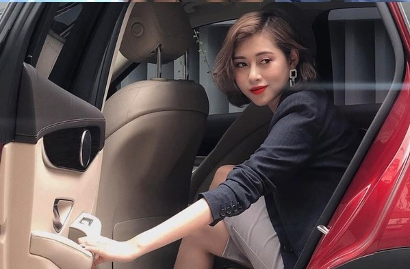 Qua vài năm kể từ khi nổi tiếng với loạt clip đòi tiền trà sữa, giả giọng chị Google và series triệu view “Chủ tịch giả danh và cái kết”, Việt Phương Thoa đã có nhiều cơ hội hơn trong nghề. Cô xuất hiện ở nhiều bộ phim, tham gia gameshow, event và đóng quảng cáo những nhãn hàng lớn.