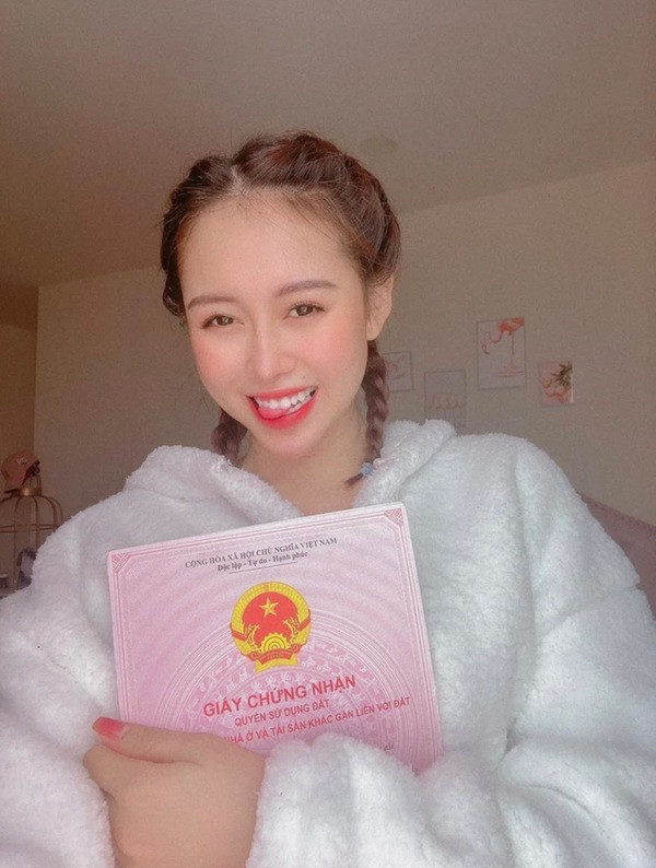 Ở tuổi 23, cần cù, nỗ lực lại chăm chỉ nên Việt Phương Thoa còn có thể tự thưởng cho mình được một căn nhà phố ngay trên đất Sài Gòn hoa lệ.