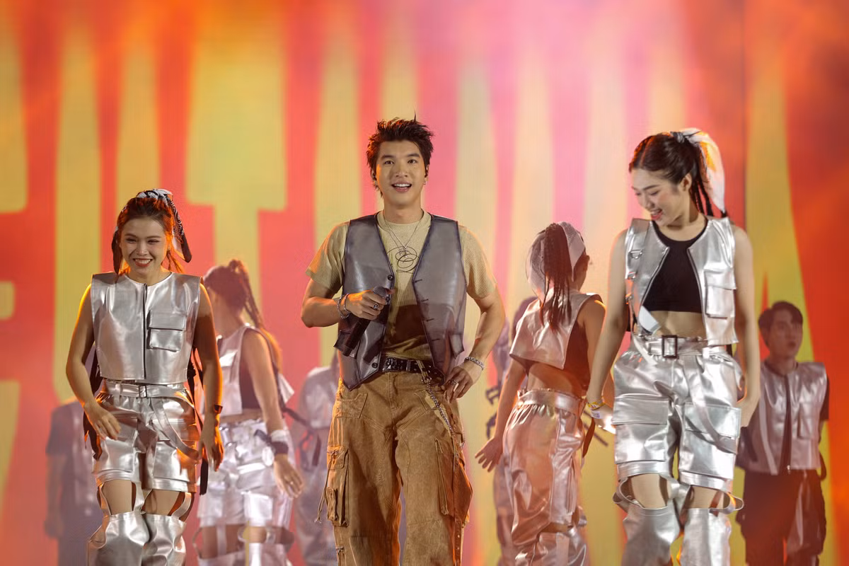 HIEUTHUHAI va Quang Hung MasterD don tim sinh vien Tay Nguyen