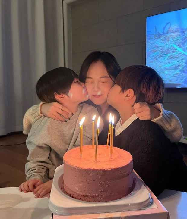 Phải thừa nhận, dù đã bước sang tuổi 31, Hong Young Ki vẫn đúng chuẩn “baby”, ngoại hình nhỏ nhắn cộng bộ đồng phục học sinh mang lại diện mạo vô cùng trẻ trung cho cô nàng.