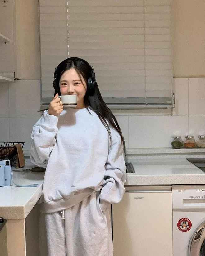 Mới đây, trong chuyến tham quan phim trường Universal Studios ở Mỹ, Hong Young Ki được các nam sinh trung học xin số điện thoại vì nhìn trẻ như chỉ bằng tuổi họ.