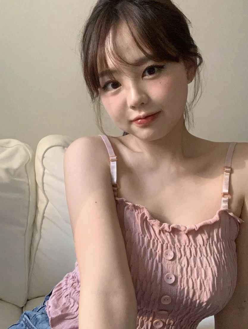 Nếu như trước đó các cập nhật của Hong Young Gi thường chỉ xoay quanh các vấn đề về công việc kinh doanh online và hai đứa con nhỏ của mình, thì những câu chuyện Instagram gần đây của cô đã trở thành tâm điểm gây chú ý vì một lý do rất khác.