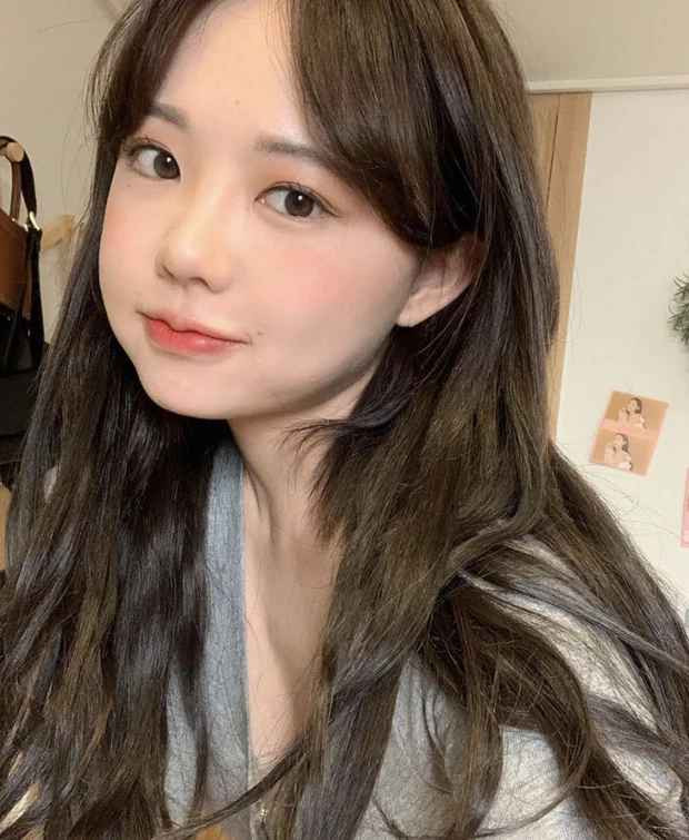 Bởi không chỉ sở hữu gương mặt xinh đẹp, Hong Young Gi còn rất tài năng. Cô hiện là giám đốc điều hành của hai trung tâm mua sắm trực tuyến và cũng là bà mẹ hai con.