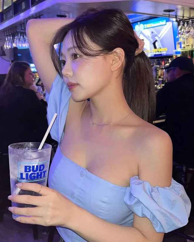 Mặc dù ở thời điểm hiện tại, các cô nàng hot girl đã không còn nhận được sự quan tâm nhiều như trước nhưng Hong Young Gi vẫn duy trì được sức ảnh hưởng và độ nổi tiếng của mình.