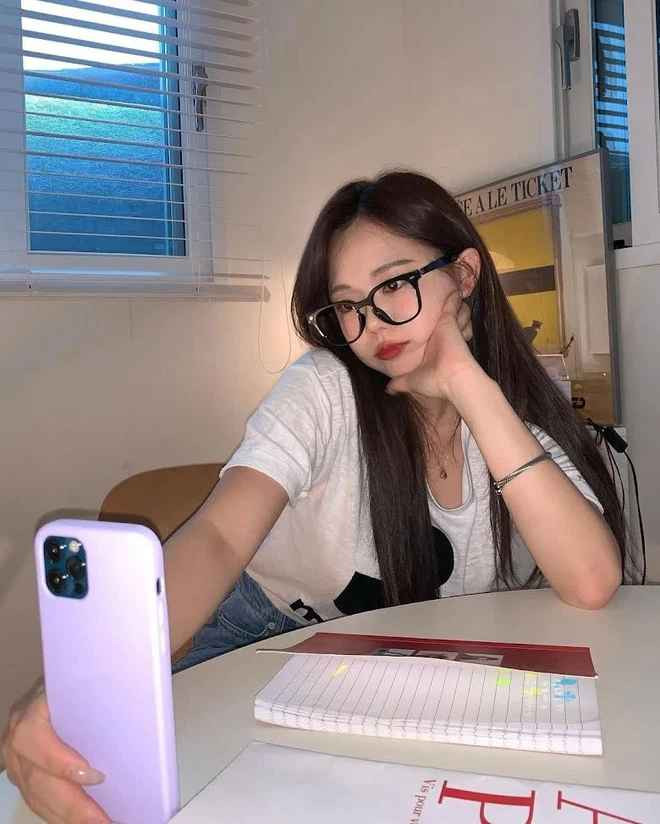 Sức hút của Hong Young Gi ngày càng tăng cao khi cô xuất hiện trên chương trình Ulzzang Generation 2009. Chương trình đặc biệt dành riêng cho các Ulzzang nổi tiếng và có tầm ảnh hưởng ở thời điểm đó.