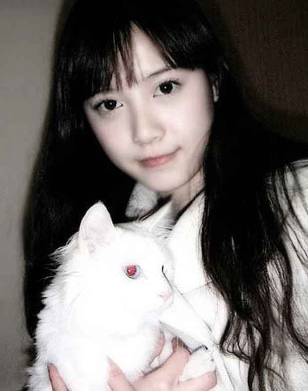 Hong Young Gi tiết lộ: "Tôi nói ra điều này không biết bạn có tin không nhưng tôi đã từng hẹn hò với 10 người cùng một lúc. Khi học cấp 2, tôi chia tay một người bạn trai lâu năm. Chỉ một tháng sau khi chúng tôi chia tay, anh ấy đã tìm được bạn gái mới và điều đó khiến tôi tức giận đến mức phát điên...