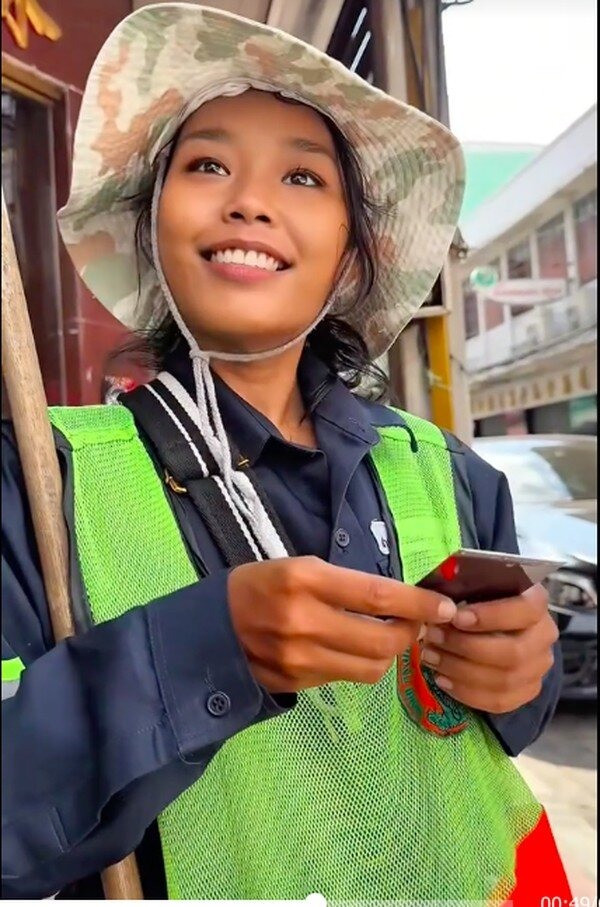 Noppajit "Meen" Somboonsate có nụ cười sáng, ánh mắt trong veo cùng làn da nâu rám nắng nhưng khoẻ khoắn. Vẻ đẹp mang tính hoang dại, ngọt ngào mà bừng sáng giữa nơi làm việc tạo nên sự thu hút cho người đối diện.