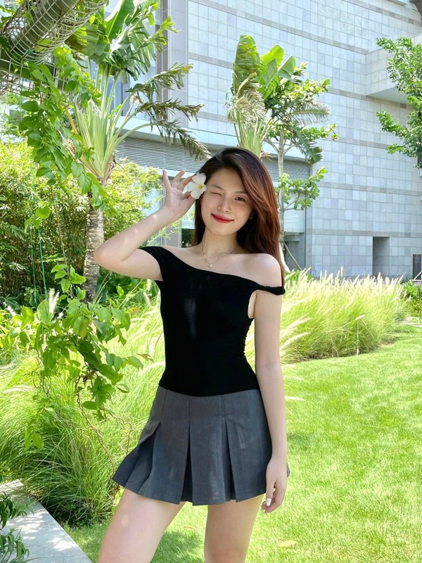 Trang tin Sharefie dành hẳn một bài viết về Thuỵ Hân. Cô được gọi là "hot girl đeo kính" khi ở thời điểm đó, Thuỵ Hân luôn gắn liền với cặp kính cận