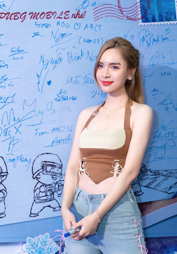 “Ngoài kiến thức, mình còn mong muốn đem đến các thông tin giải trí cho khán giả, để mọi người xem chương trình không bị nhàm chán”, Tú Anh chia sẻ.