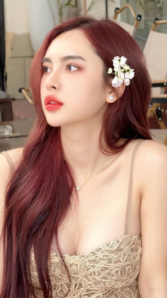 Tú Anh cho biết, cô rất vui khi được hòa mình vào không khí sôi động của mùa EURO 2024, truyền tải tình yêu, niềm đam mê bóng đá đến người hâm mộ.