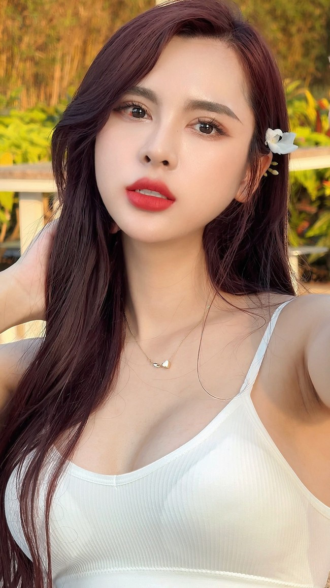 Xuất hiện trên sóng truyền hình, chia sẻ về cảm nhận không khí mùa giải cũng như kiến thức bóng đá, Tú Anh được khen ngợi bởi ngoại hình xinh đẹp, phong thái tự tin.