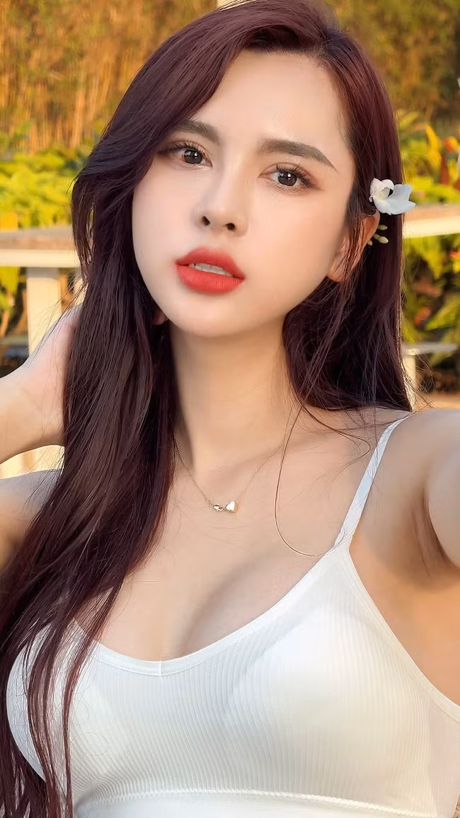 Xuất hiện trên sóng truyền hình, chia sẻ về cảm nhận không khí mùa giải cũng như kiến thức bóng đá, Tú Anh được khen ngợi bởi ngoại hình xinh đẹp, phong thái tự tin.