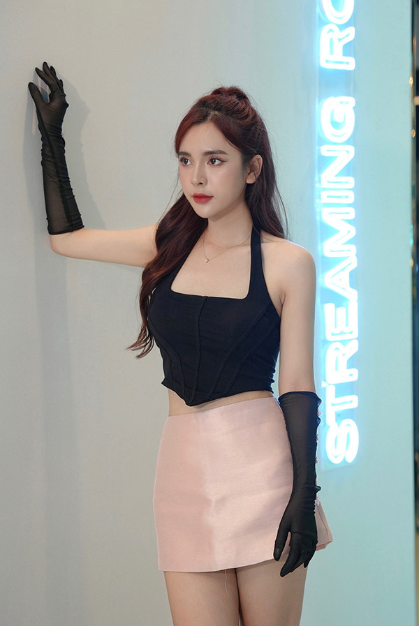 Tú Anh được biết đến rộng rãi với vai trò MC game, MC thể thao và sáng tạo nội dung. Cô nàng gây ấn tượng bởi ngoại hình khả ái, giọng nói truyền cảm, lối dẫn cuốn hút.