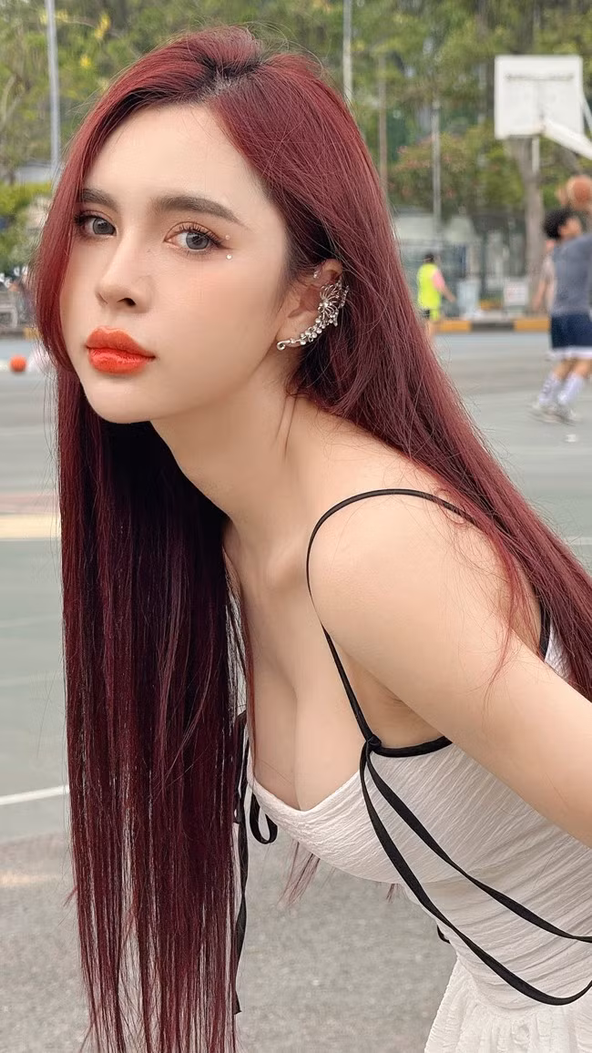 Thường xuyên theo dõi bóng đá, Tú Anh nắm chắc các thông tin về cầu thủ, đội bóng.