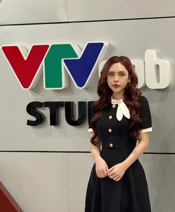 Trước khi tham gia chương trình bình luận, Tú Anh vẫn dành thời gian tìm hiểu sâu hơn kiến thức về bộ môn thể thao vua cũng như các thông tin bên lề.