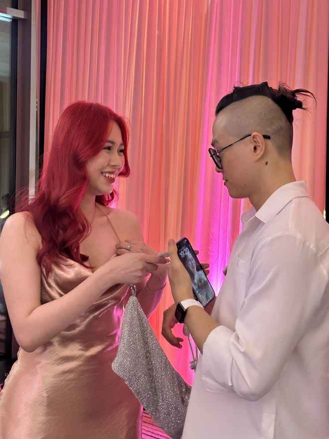 Qua camera thường, trông nữ TikToker rất xinh xắn và nổi bật với mái tóc đỏ nhưng gương mặt lại có phần phúc hậu hơn hẳn so với trước đây.