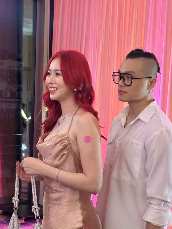 Mới đây, khi xuất hiện tại đám cưới Tizi - Đích Lép, Việt Phương Thoa tiếp tục gây chú ý với nhan sắc thay đổi sau khi tăng cân.