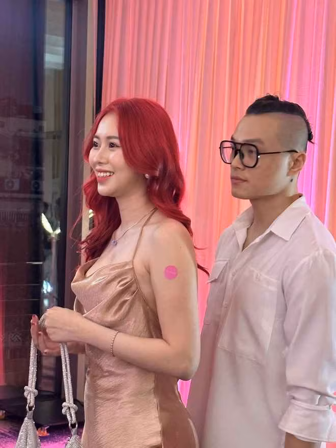 Mới đây, khi xuất hiện tại đám cưới Tizi - Đích Lép, Việt Phương Thoa tiếp tục gây chú ý với nhan sắc thay đổi sau khi tăng cân.