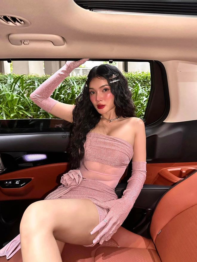 Vòng Phối Phối sở hữu gương mặt xinh như hoa hậu, vóc dáng cao ráo, thon gọn chuẩn người mẫu.