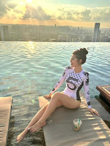 Dàn xe đình đám như Audi R8 Plus, Lexus ES, Ford Mustang… nối đuôi nhau đến nhà cô dâu Vòng Phối Phối khiến dân mạng trầm trồ trước sự đẳng cấp và nổi bật của một hôn lễ ngày đầu năm.