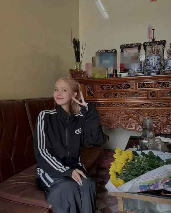 Với Xoài Non, đến nhà ông bà là bao nhiêu kỷ niệm ùa về, từ con ngõ nhỏ là nơi bà thường ngóng đợi cô về nhưng giờ bà không còn nữa.