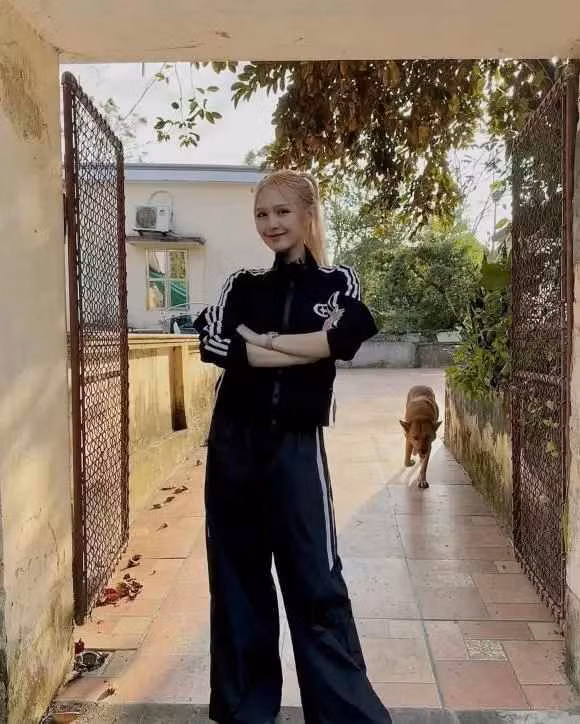 Đăng loạt ảnh về thăm quê, Xoài Non xúc động viết: "Hôm nay về thăm nội. Con nhớ ông bà nhiều lắm", cô nàng viết.