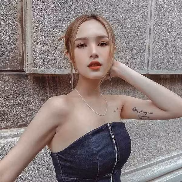 Xoài Non tên thật Phạm Thùy Trang (sinh năm 2002). 10X sở hữu gương mặt xinh xắn, đôi mắt to tròn, sống mũi cao, làn da trắng và nụ cười tươi nên được mệnh danh là hot girl Instagram với lượt theo dõi lên đến hàng trăm ngàn người.