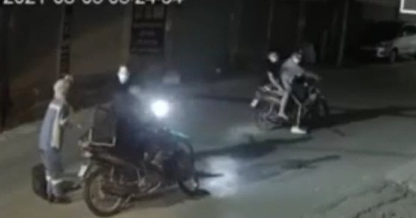 Xot xa nu cong nhan thu gom rac bi cuop xe may trong dem-Hinh-2