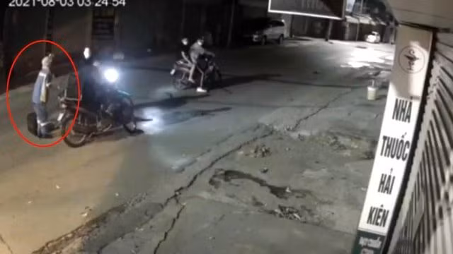 Xot xa nu cong nhan thu gom rac bi cuop xe may trong dem