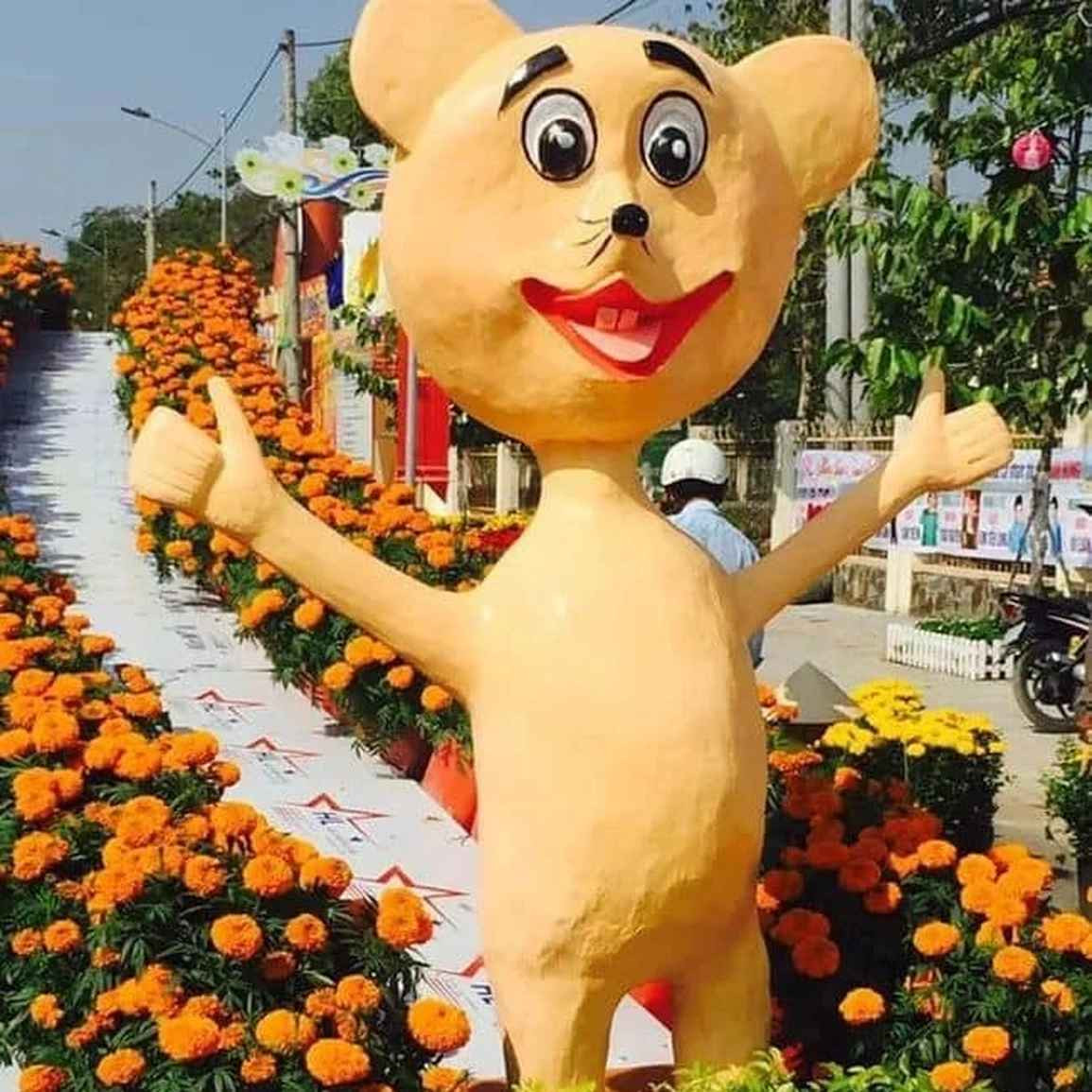 Một tạo hình linh vật khiến người xem vừa bật cười vừa kinh hãi là chú chuột trên đường hoa tết năm 2020.