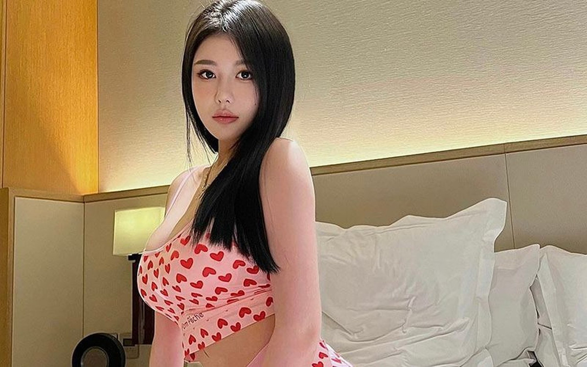Yao Donny hiện sở hữu trang cá nhân Instagram gần 100 ngàn người theo dõi, đây là nơi cô chia sẻ nhiều khoảnh khắc gợi cảm của mình.